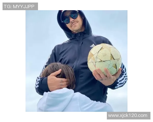 足球明星与女生甜蜜恋爱故事揭示爱情背后的真实与挑战